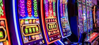 K74 Baccarat စားပွဲတွင် ကတ်ဖြန့်နေသော ကစားနေသောမြင်ကွင်း